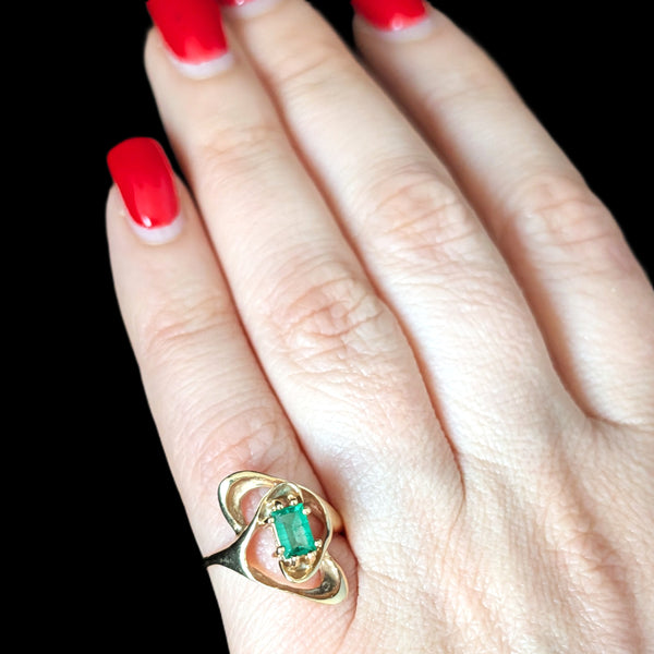 1970s Vintage Emerald 14K Yellow Gold Mid-Century Modern Swirl Ring Retro Gift 